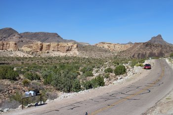 Auf der Route 66 fährt man auf entlegenen und menschenleeren Straßen.