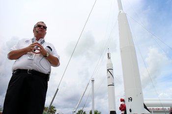 Ein Guide führt durch den Rocket Garden